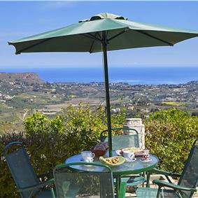 2 bedroom villa with pool, Castellammare del Golfo, sleeps 4